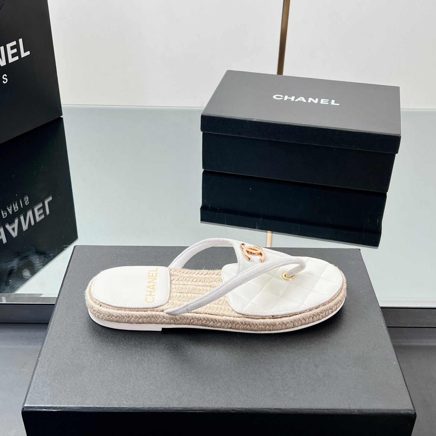 FLIP-FLOPS IN WHITE LAMBSKIN WITH RAFFIA