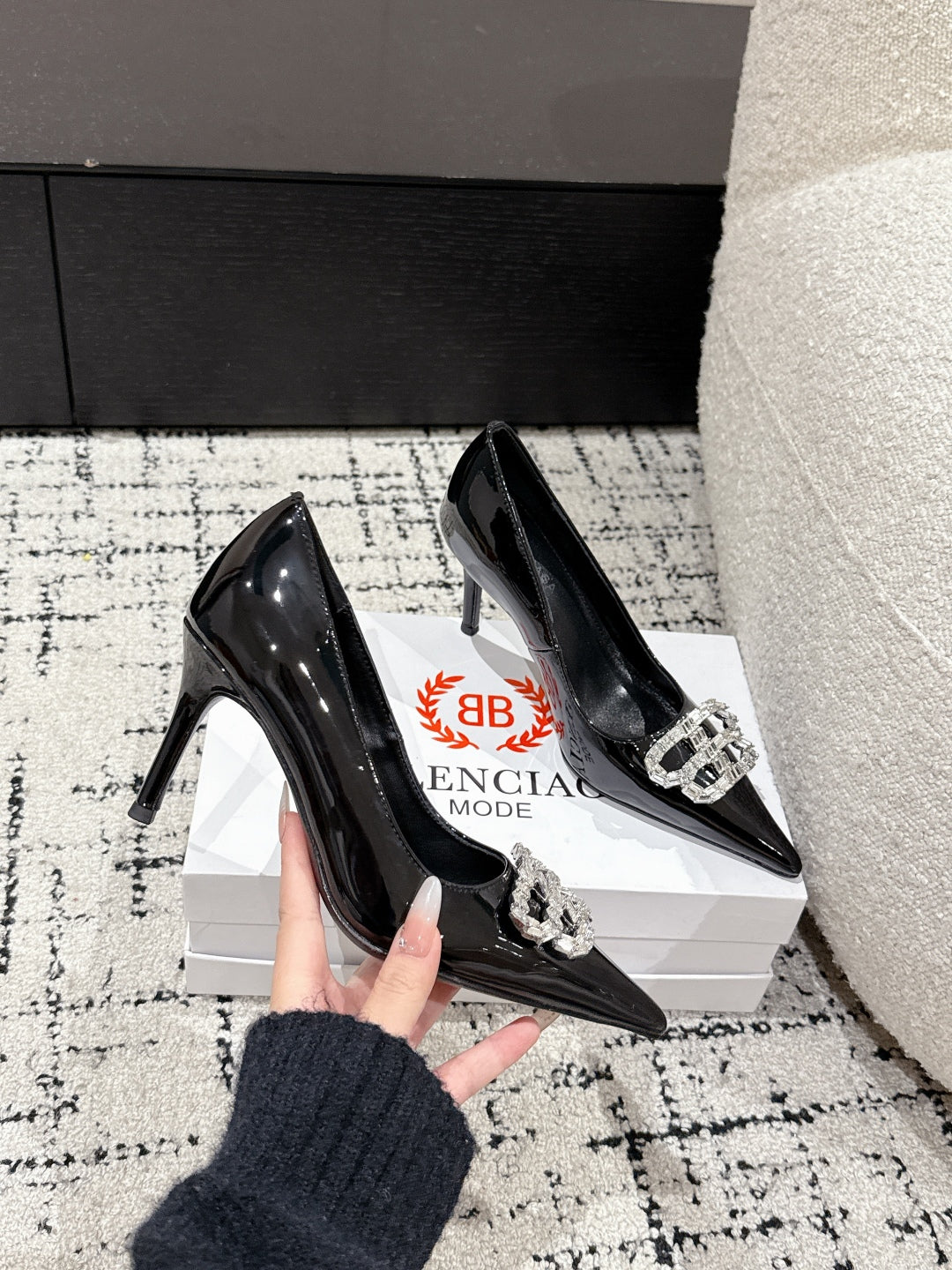 POINTED HIGH PUMPS IN BLACK PATENT CALFSKIN WITH CRYSTAL BUCKLE