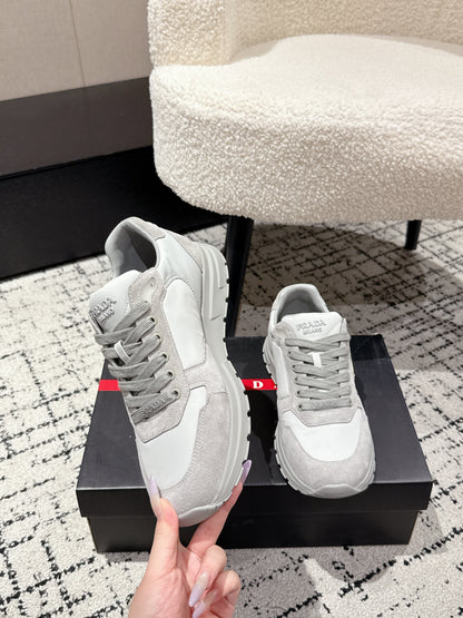 PRADA 25S MEN SNEAKERS LOGO IN WHITE AND LIGHT GRAY NUBUCK AND CANVAS