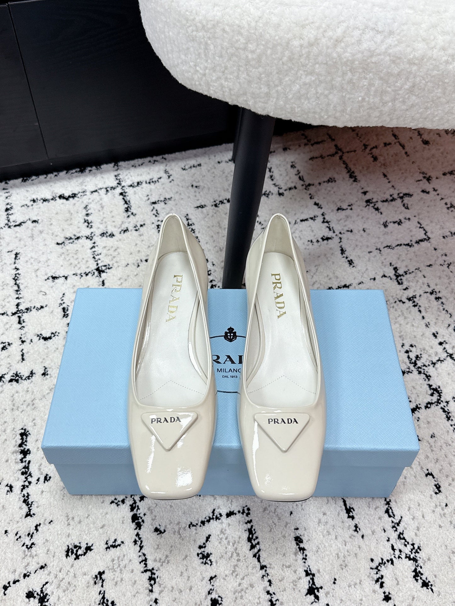 PRADA 26S SQUARE-TOE HIGH HEELS 35MM IN CREAM WHITE PATENT CALFSKIN WITH LOGO