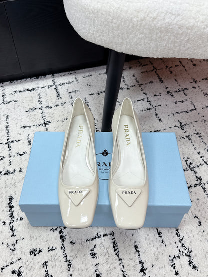 PRADA 26S SQUARE-TOE HIGH HEELS 35MM IN CREAM WHITE PATENT CALFSKIN WITH LOGO