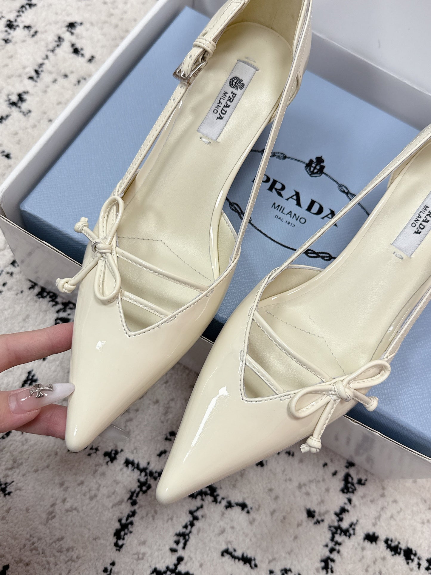 PRADA 26S POINTED-TOE HIGH HEELS 55MM IN IVORY WHITE CALFSKIN WITH BOW