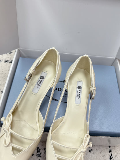 PRADA 26S POINTED-TOE HIGH HEELS 75MM IN IVORY WHITE PATENT CALFSKIN WITH BOW
