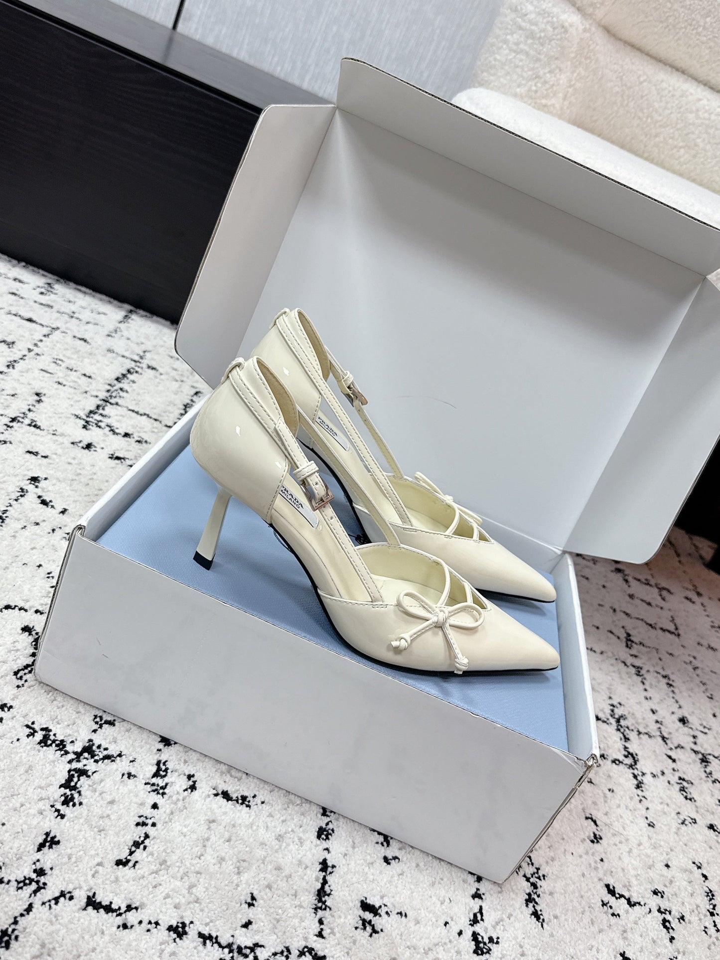 PRADA 26S POINTED-TOE HIGH HEELS 75MM IN IVORY WHITE PATENT CALFSKIN WITH BOW
