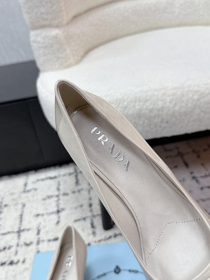PRADA 26S POINTED-TOE HIGH HEELS 60MM IN CREAM WHITE PATENT CALFSKIN WITH LOGO