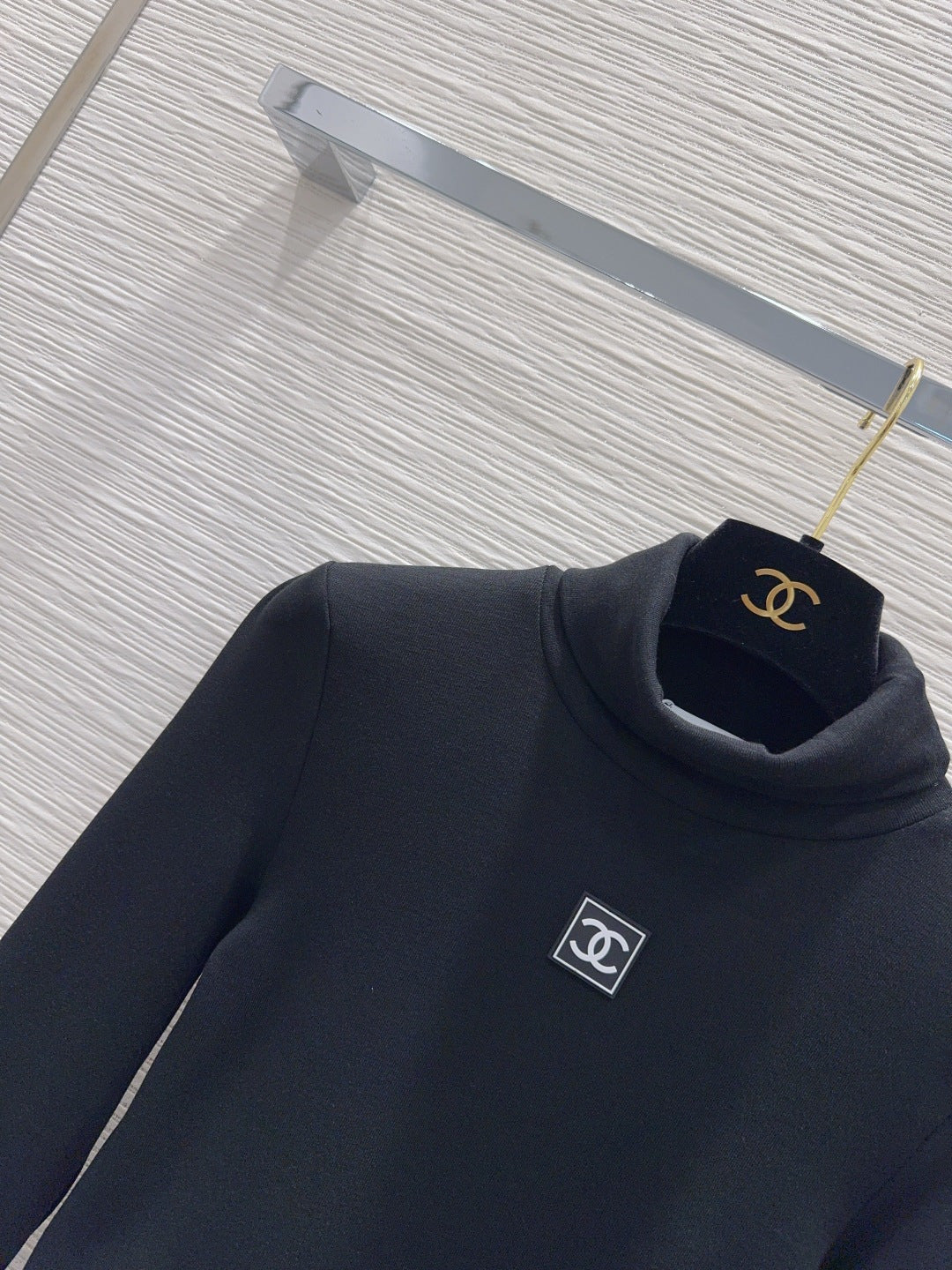 CHANEL 25S LONG-SLEEVE TURTLENECK T-SHIRT 413