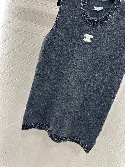 CHANEL 26S SLEEVELESS KNITTED SEQUIN BLAZER 664