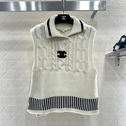 CHANEL 26S SLEEVELESS COLLARED KNITTED BLAZER 696