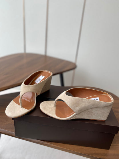 ALAIA WEDGE THONG SANDALS 25S IN LIGHT BEIGE SUEDE