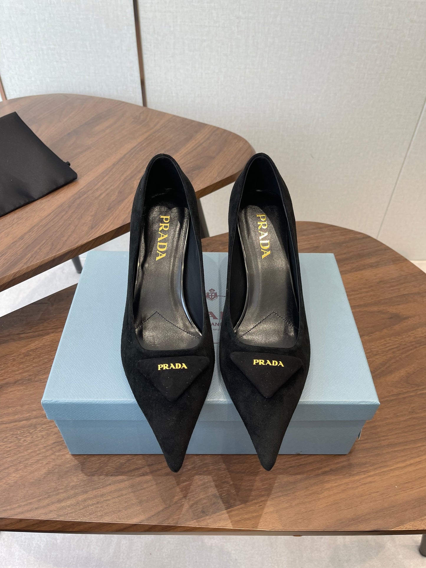 PRADA 26S POINTED TOE HIGH HEELS 75MM IN BLACK SUEDE WITH LOGO