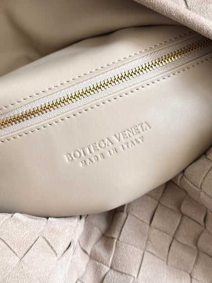 BOTTEGA VENETA 25S HOP BAG 53 IN SOFT TAUPE SUEDE GOLD HARDWARE