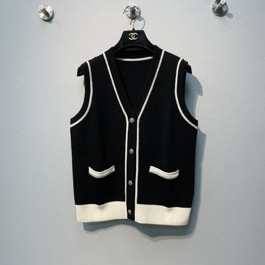 CHANEL 26S SLEEVELESS V-NECK BLAZER 670