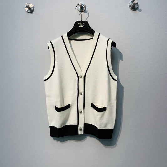 CHANEL 26S SLEEVELESS V-NECK BLAZER 669