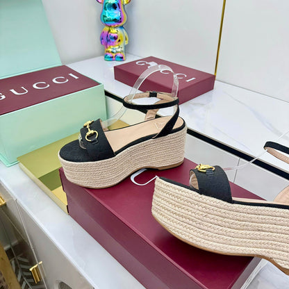 GG HIGH WEDGE SANDALS IN BLACK FABRIC AND RAFFIA WITH GOLD HARDWARE