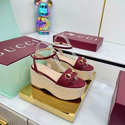 GG HIGH WEDGE SANDALS IN RED FABRIC AND RAFFIA WITH GOLD HARDWARE