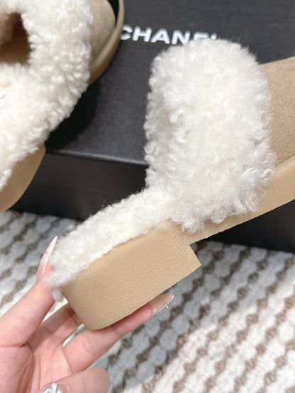 CHANEL 25S INDOOR SLIPPERS IN BEIGE AND BLACK SUEDE FUR-LINED