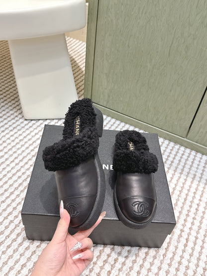 CHANEL 25S INDOOR SLIPPERS IN BLACK CALFSKIN FUR-LINED