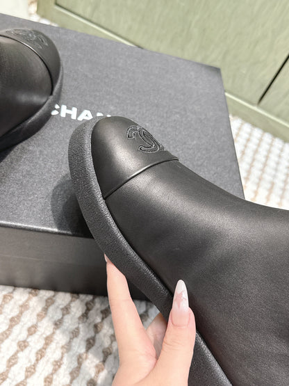 CHANEL 25S CALF-HIGH BOOTS IN BLACK CALFSKIN LINED WITH SHEEPSKIN