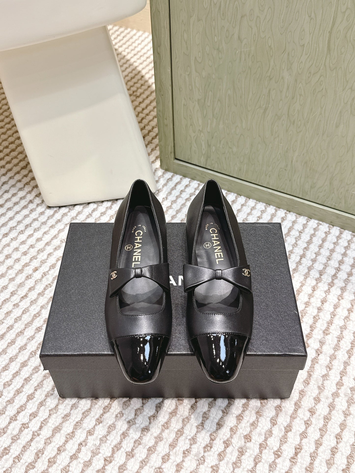 CHANEL 25S MARY JANE BALLET FLATS IN BLACK LAMBSKIN PATENT CAP TOE WITH BOW