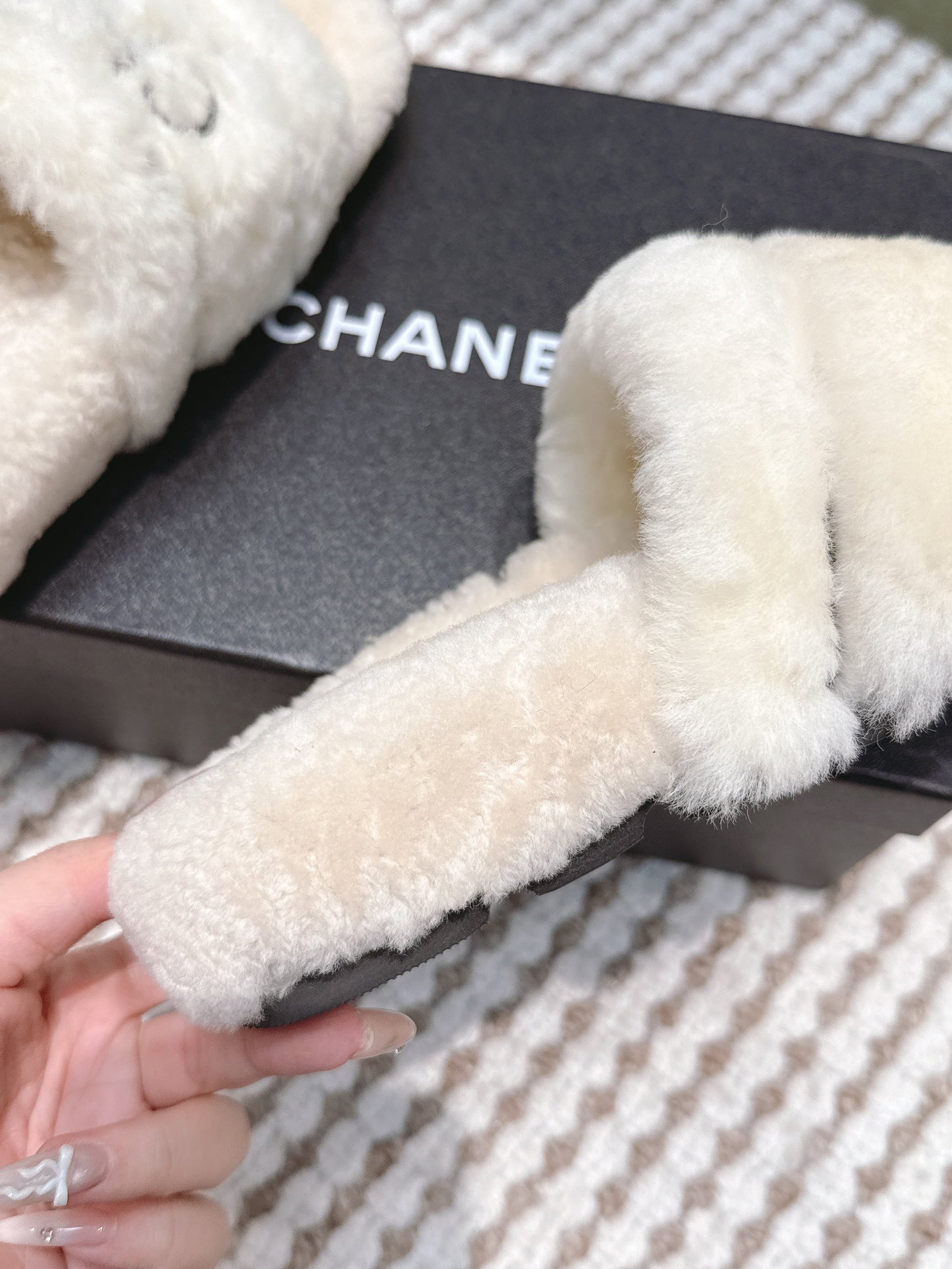 CHANEL 25S FLUFFY SLIDERS IN BEIGE AND WHITE