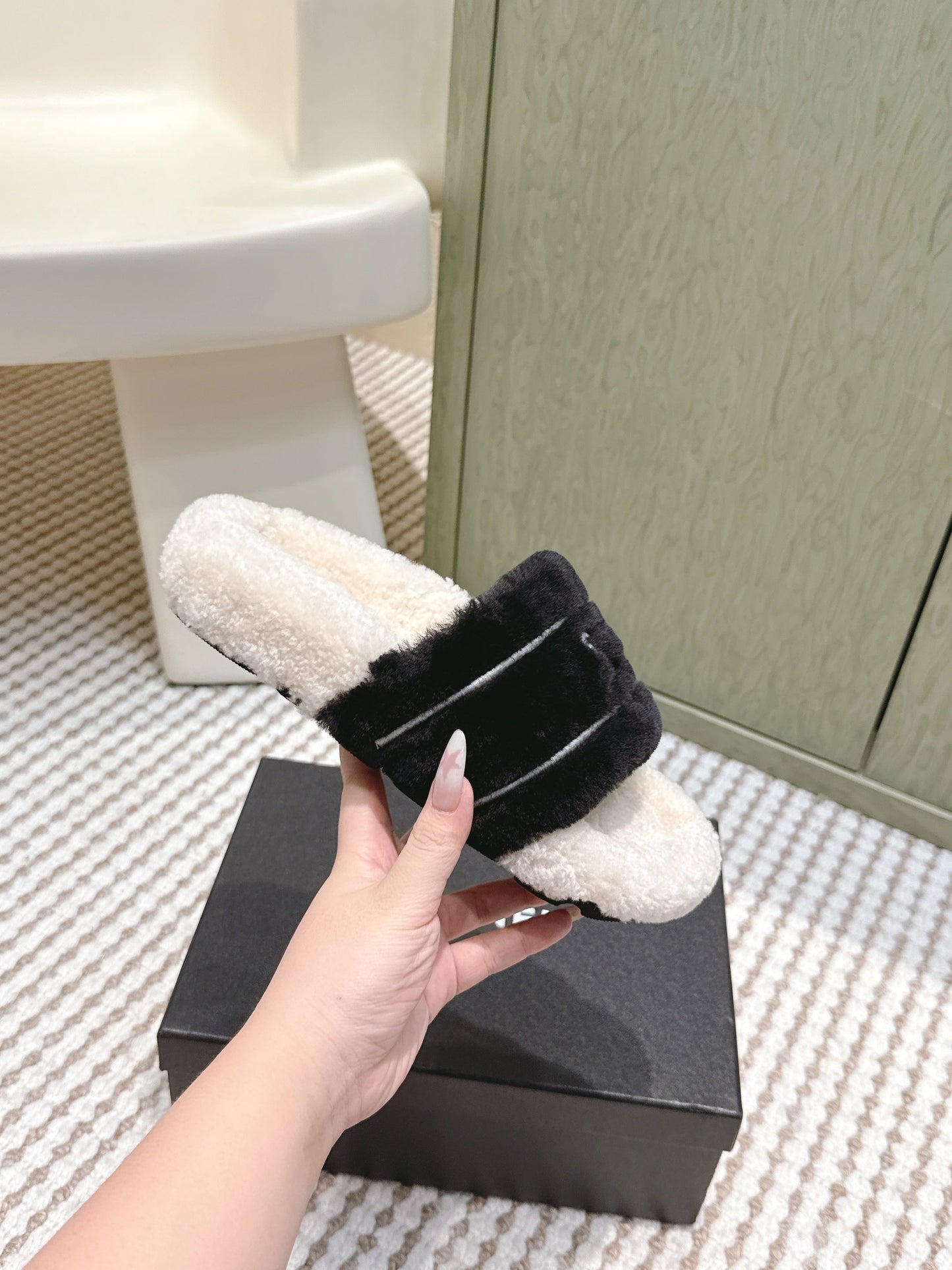 CHANEL 25S FLUFFY SLIDERS IN BEIGE AND BLACK