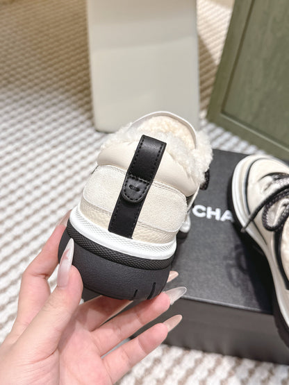 CHANEL 25S THICK-SOLE SNEAKERS IN WHITE AND BLACK CALFSKIN WITH FUR LINING