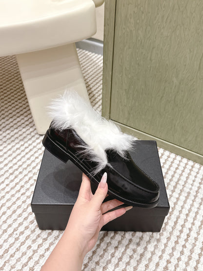 CHANEL 25S LOAFERS MOCCASIN IN BLACK GLOSSY CALFSKIN WITH WHITE MINK FUR LINING
