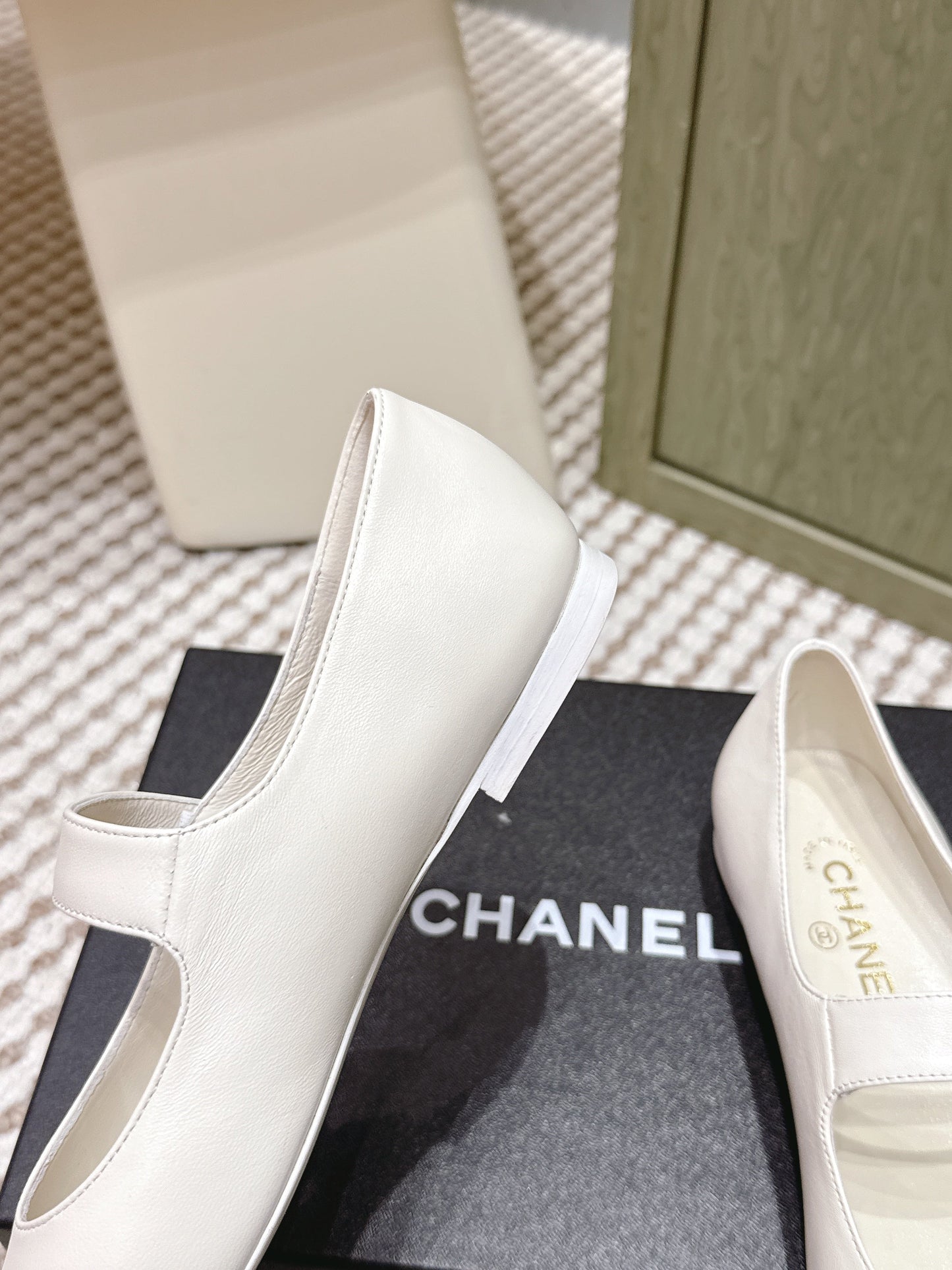 CHANEL 25S MARY JANE FLAT IN WHITE LAMBSKIN WITH YELLOW CAP TOE GOLD HARDWARE