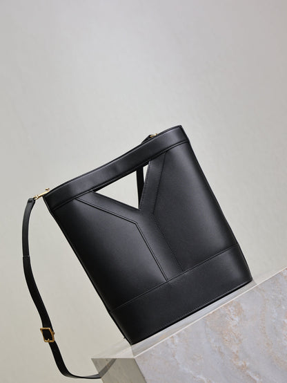 YSL 25S Y SMALL BUCKET 29 IN BLACK CALFSKIN GOLD HARDWRE