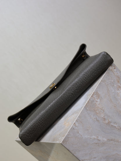 YSL 25S CASSANDRE ENVELOPE MESSENGER 35 IN LIGHT MUSK LAMBSKIN GOLD HARDWARE