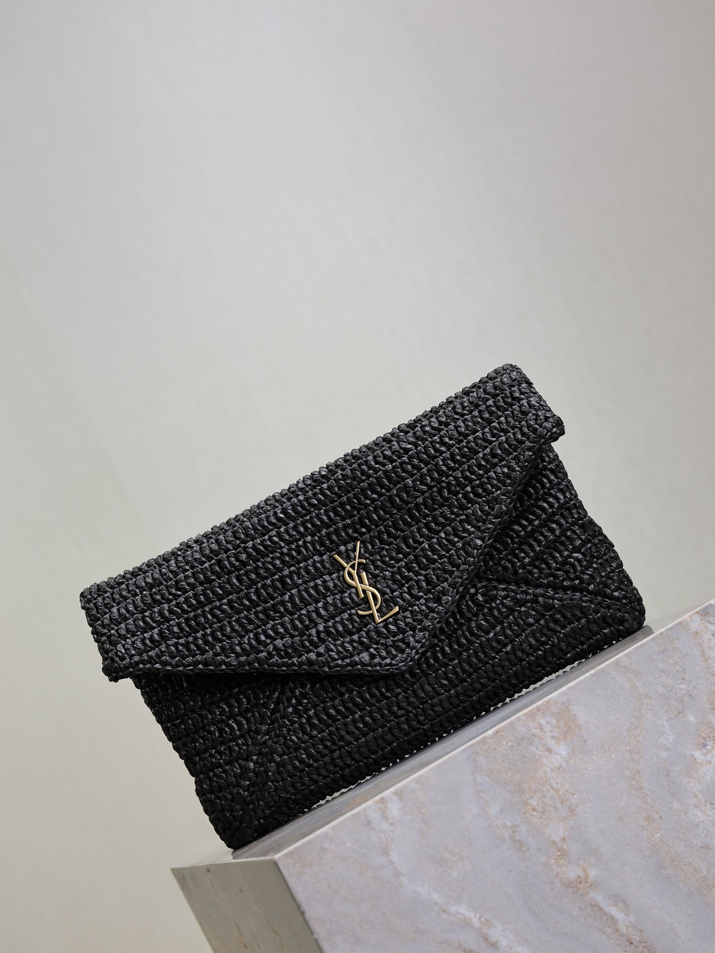 YSL 25S CASSANDRE LARGE ENVELOPE POUCH 29 IN BLACK RAFFIA GOLD HARDWARE