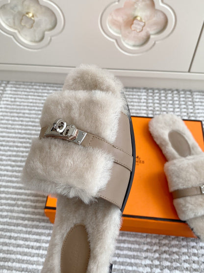 HM 25S GIULIA SANDAL IN PALE BEIGE GRAY SHEARLING WITH SILVER HARDWARE
