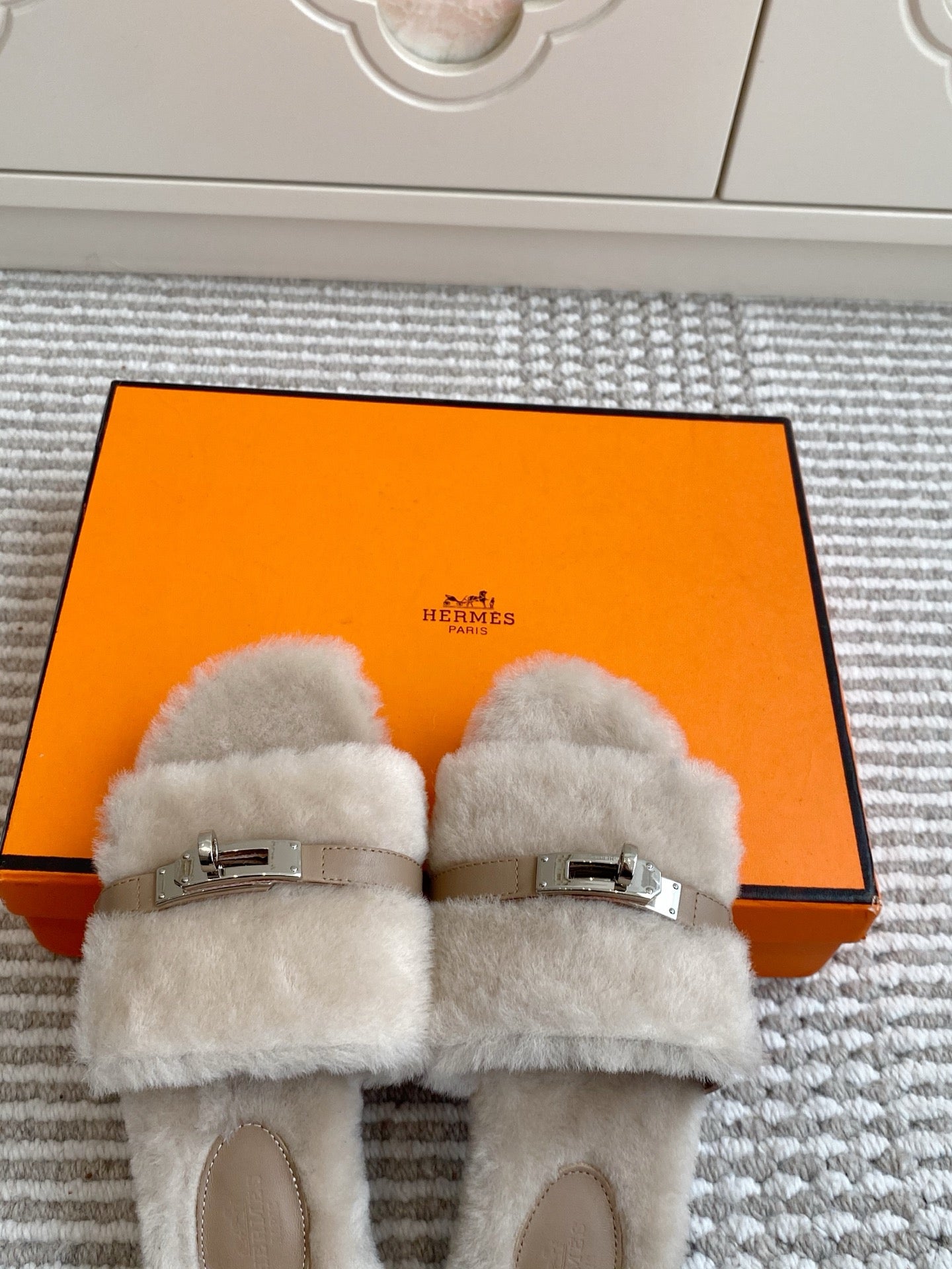 HM 25S GIULIA SANDAL IN PALE BEIGE GRAY SHEARLING WITH SILVER HARDWARE