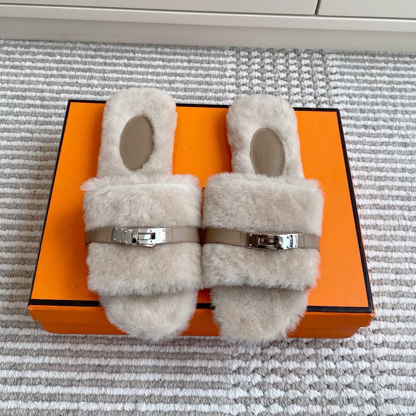 HM 25S GIULIA SANDAL IN PALE BEIGE GRAY SHEARLING WITH SILVER HARDWARE