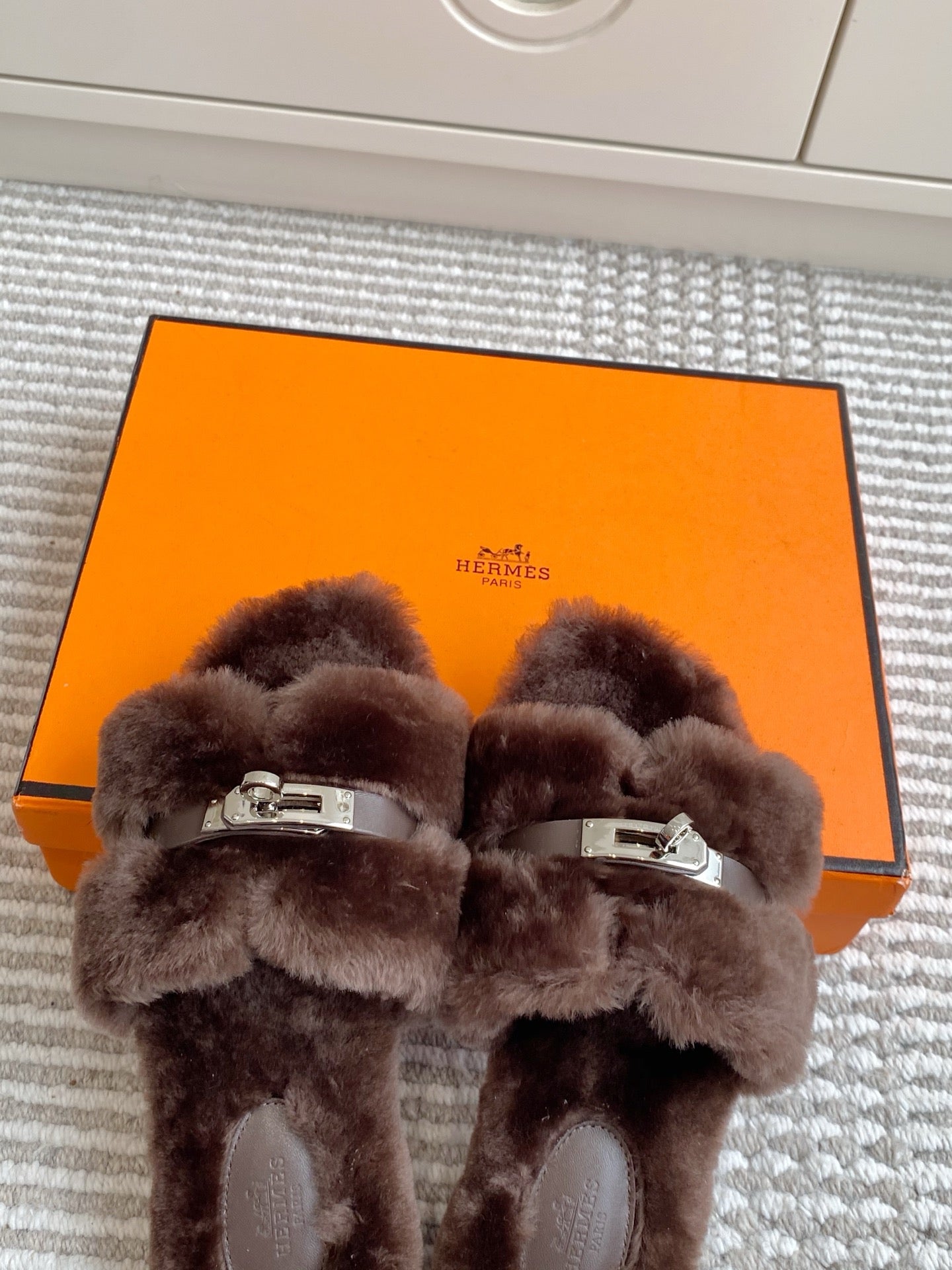 HM 25S ECLAIR SANDAL IN DARK BROWN SHEARLING WITH SILVER HARDWARE