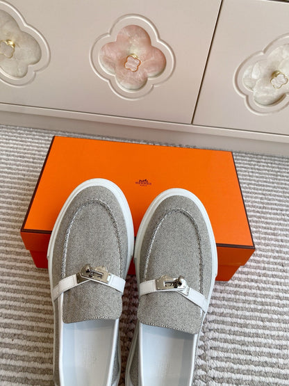HM 25S SLIP-ON IN LIGHT GREY CANVAS WITH SILVER HARDWARE
