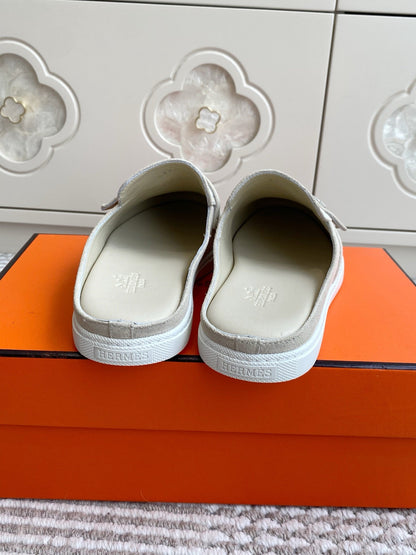 HM 25S MULES IN CREAM WHITE SUEDE WITH SILVER HARDWARE