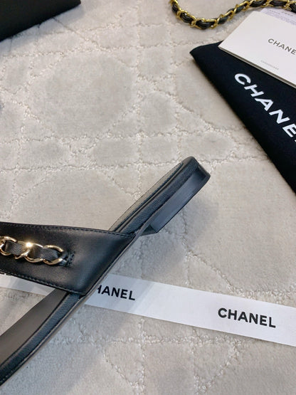 CC THONG SLIPPERS IN BLACK LAMBSKIN MIX CHAIN