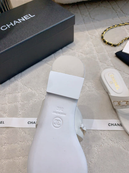 CC THONG SLIPPERS IN WHITE LAMBSKIN MIX CHAIN