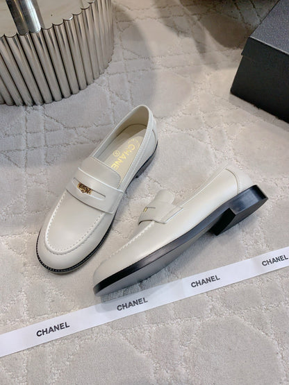 CHANEL 25S MOCCASINS IN WHITE CALFSKIN GOLD HARDWARE