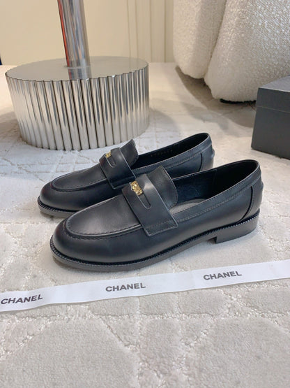 CHANEL 25S MOCCASINS IN BLACK CALFSKIN GOLD HARDWARE
