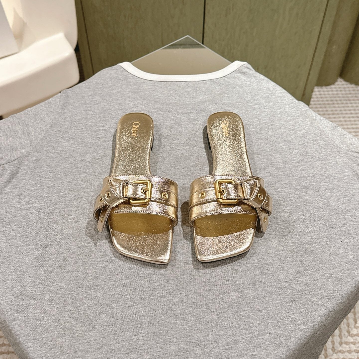 CHLOÉ 26S SLIDE SANDALS IN GOLD LAMBSKIN