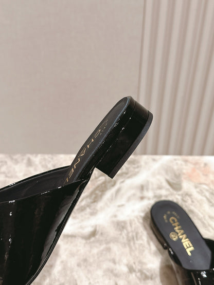 CC FLAT MULES 25S IN BLACK PATENT LEATHER
