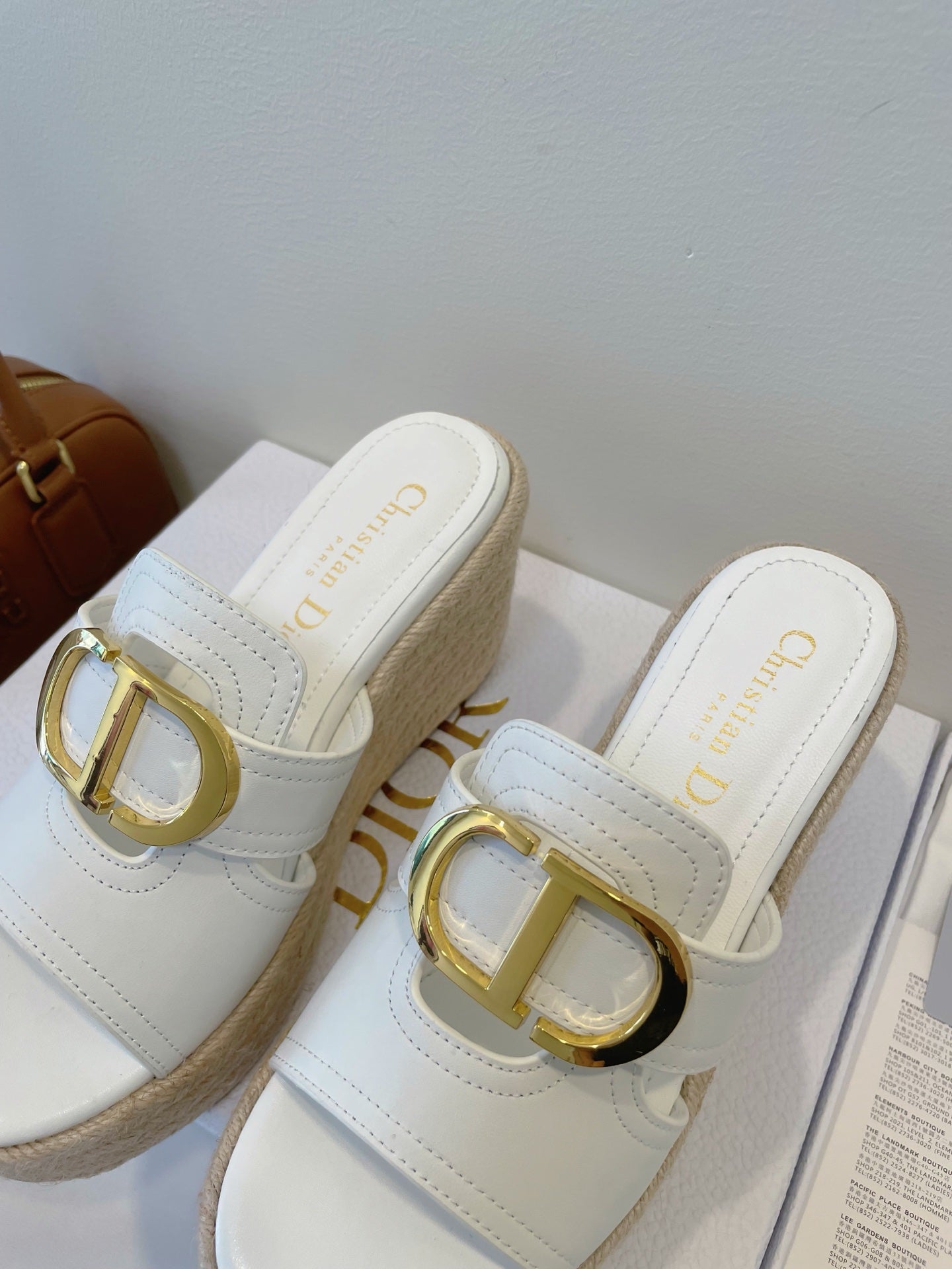 MONTAIGNE WEDGE SLIDE 95MM IN WHITE CALFSKIN
