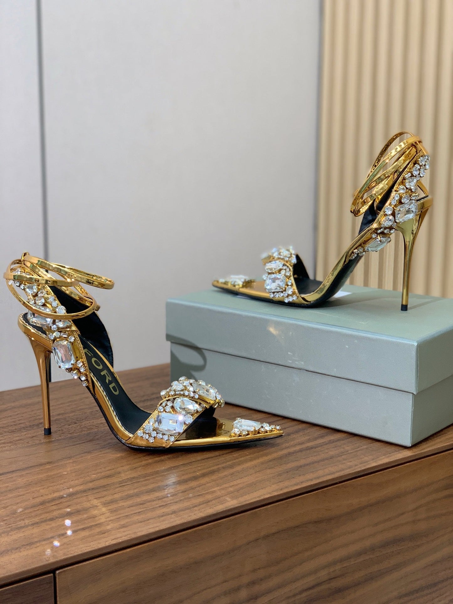 CRYSTAL HIGH HEELS IN GOLD ZP METALLIC PATENT LEATHER