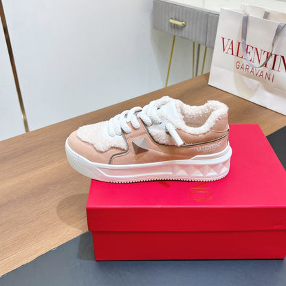 VALENTINO 25S GARAVANI ONE STUD XL PLATFORM SNEAKERS IN LIGHT PINK LAMBSKIN AND WOOL