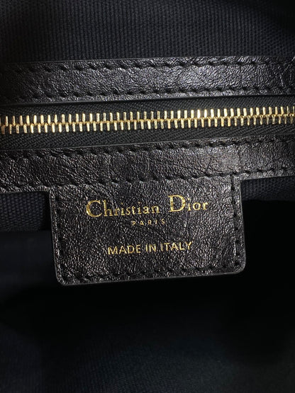 DIOR 25S SMALL VOYAGE BAG 23 IN BLACK FLAT MACROCANNAGE GRAINED GLOSSY CALFSKIN
