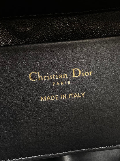 DIOR 25S TOUJOURS VERTICAL TOTE BAG 18 IN BLACK CALFSKIN WITH CHARM BRACELET STRAP