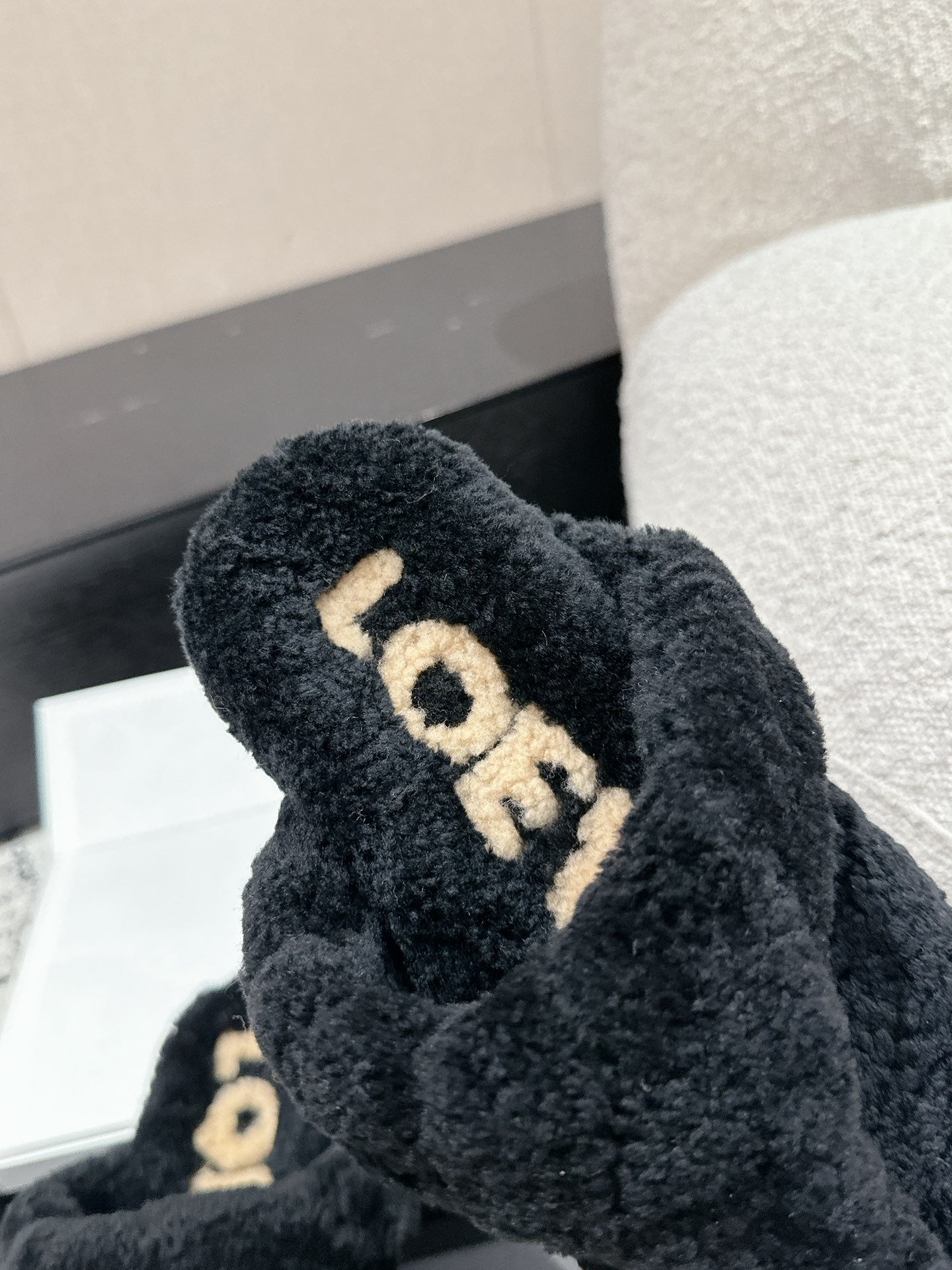 LW SHEARLING THONG SLIPPER IN BLACK