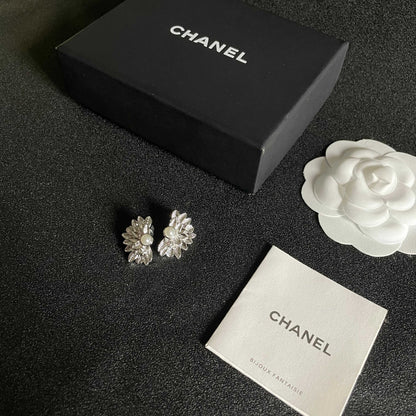 DOUBLE C STUD EARRINGS IN HALF-FLOWER SHAPE WITH PEARL CENTER